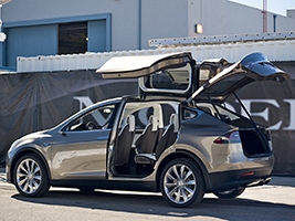  Tesla Model X    SUV  